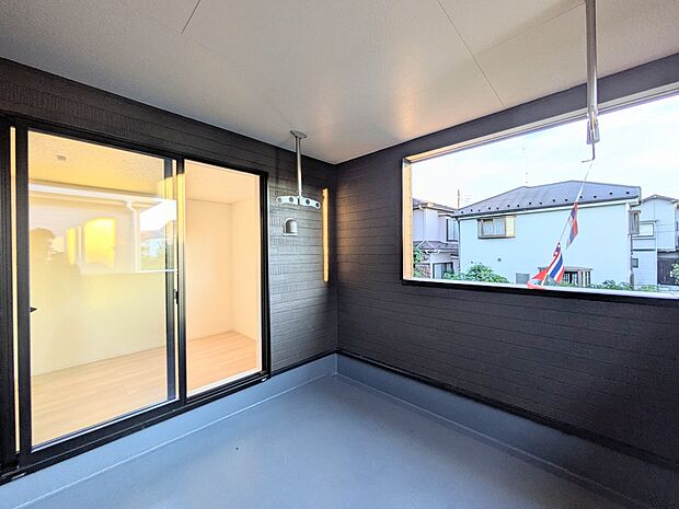 【バルコニー】澄み切った青空と、心地良い風を感じるバルコニー。