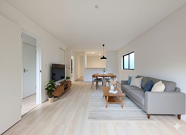 【リビングダイニング】シンプルなデザインの家は風情がある。住む人のこだわりを感じる。外観も内装もいたってシンプル。居心地がよく、家事や趣味、子育てなどにも集中できる。家も人間も熟成するほどシ…