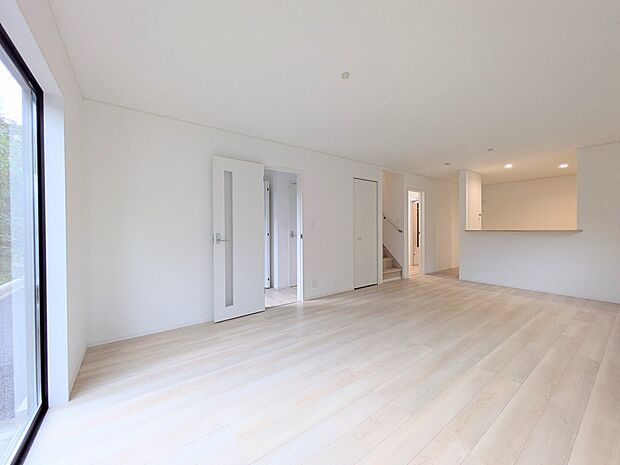 【ダイニングキッチン】木の温もりがやさしいフローリング仕様。明るく広々としたダイニングはとても快適な空間です。