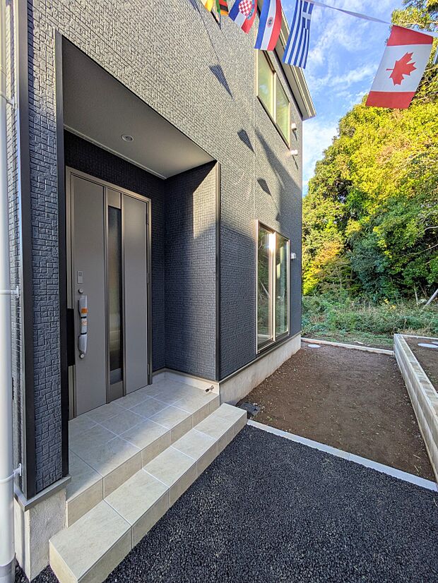 【玄関】こちらの物件が少しでも気になるようでしたら、お気軽にお問合せください。人生でいちばん大きなお買い物ですので、ゆっくりご見学ください。ネット上の画像と実際の見学では、リアル感がまるで違…