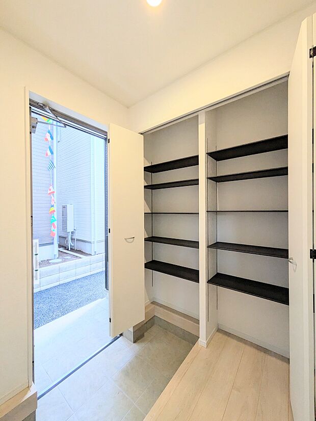 【玄関】玄関はその家と住まう人を印象づけます。それだけデザイン、機能性の存在感が大切になるわけですね。優れた防犯性、断熱性も求められます。家は玄関から始まります。