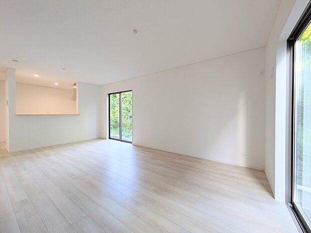 「リビング」通風・採光に優れ、心地よい光と風が溢れています。贅沢で豊かな居住性とプライドを満たすクオリティが見事に調和した住空間。新築ならではの快適なひとときをご体感頂ける筈です。