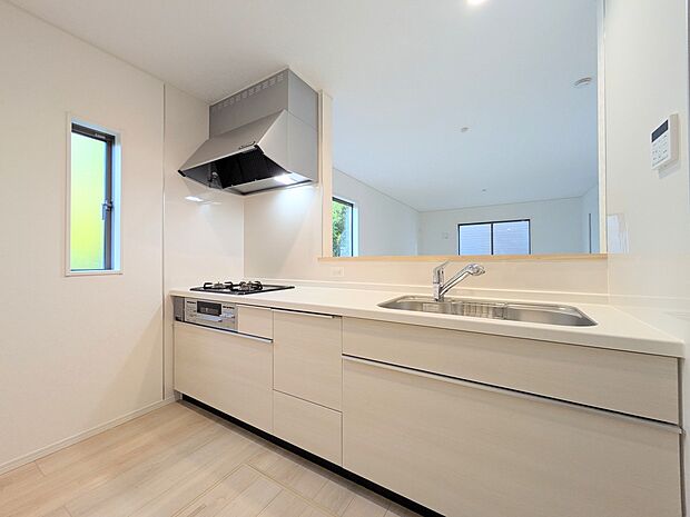 【キッチン】重視したのが奥さま目線でした。その発想で調理に便利な三口コンロや野菜や食器を洗うワイドな洗い場をシステムキッチンに採用。奥さまが喜ぶキッチンを目指しました。