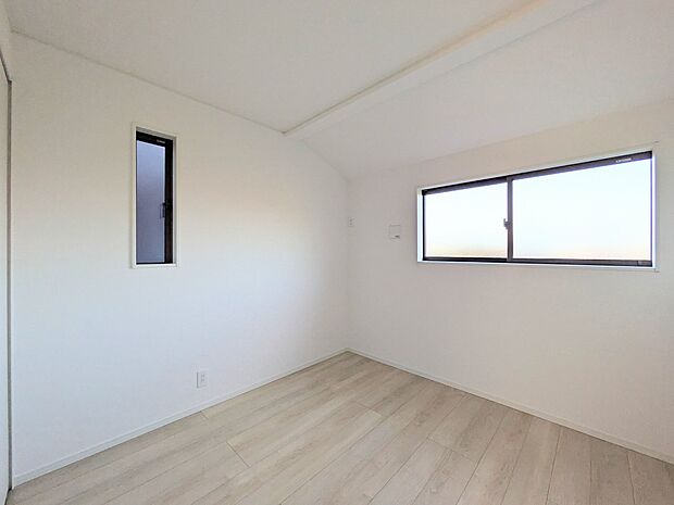 【洋室】お子様のお部屋にぴったりなクロークを備えたフローリング仕様の洋室です。