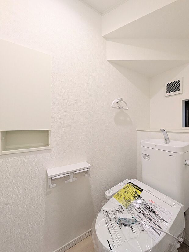 【トイレ】トイレ・ウォシュレット付。快適で衛生的な洗浄機能付温水シャワートイレです。