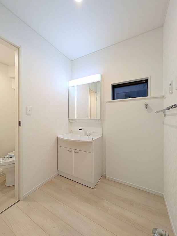 【洗面台】 十分な大きさの洗面台は、身だしなみチェックや歯磨きなど、朝の慌ただしい時間でもホテルライクなスペースで余裕とゆとりを感じて頂けます。