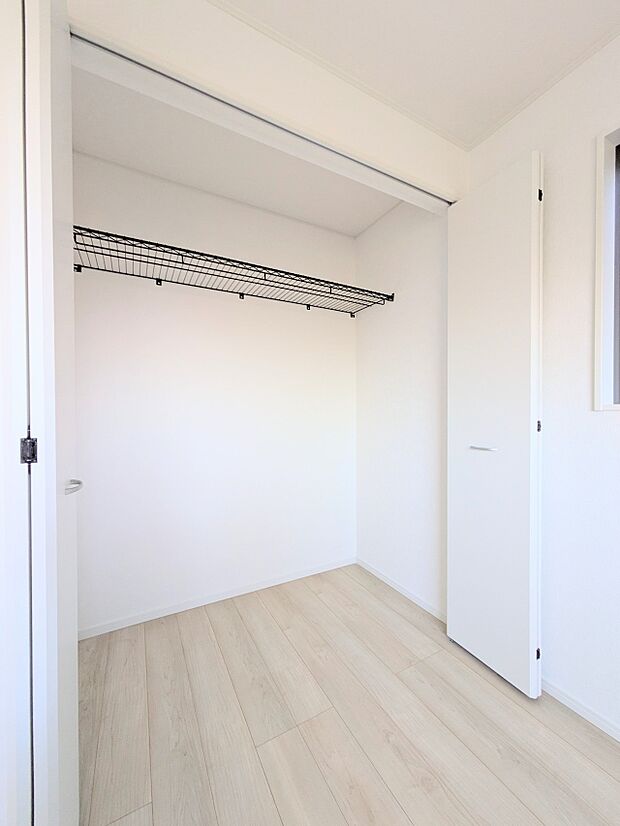 【CL(クローゼット)】 壁面クローゼットのメリットは、衣類が横一列に並ぶためひと目で洋服が選びやすいこと。衣類をたくさんお持ちの方も、限られたスペース内に無理なく収納することができます。…