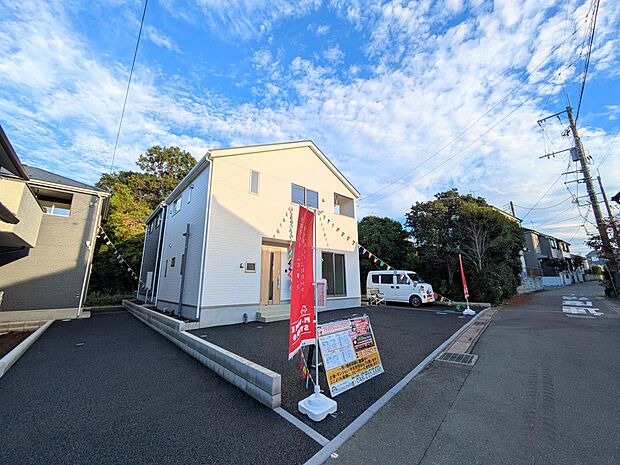 【前面道路】陽当りや通風性など各所に施された工夫で住みやすさを実現。部屋の大きさや周辺環境・街並など、資料には掲載していない情報が現地にはたくさんございます。是非ご確認下さい。