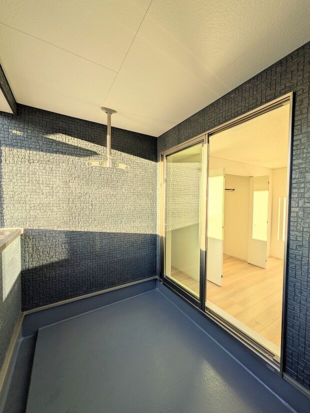 【バルコニー】澄み切った青空と、心地良い風を感じるワイドバルコニー。