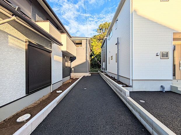 カースペース2台可/駐輪スペース。広々カースペースです。自転車、バイクなども置き場に困りません。