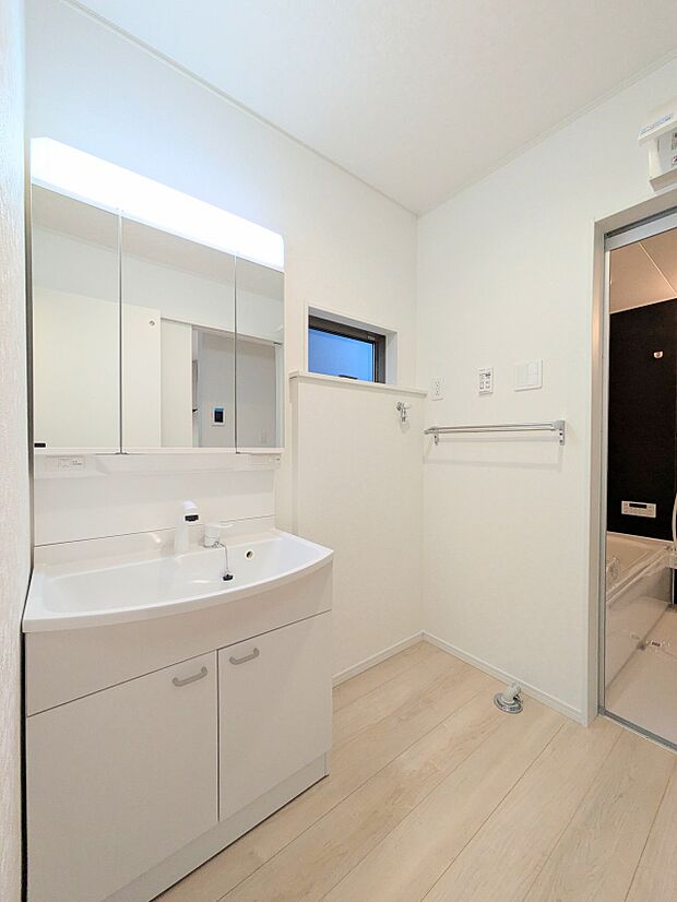 【脱衣場】脱衣所、洗面所は小さなプライベートスペース。歯磨き、洗顔と毎日施す個人空間。換気も設置して、熱気などを開放して、爽やかなスペースになるように設計されています。