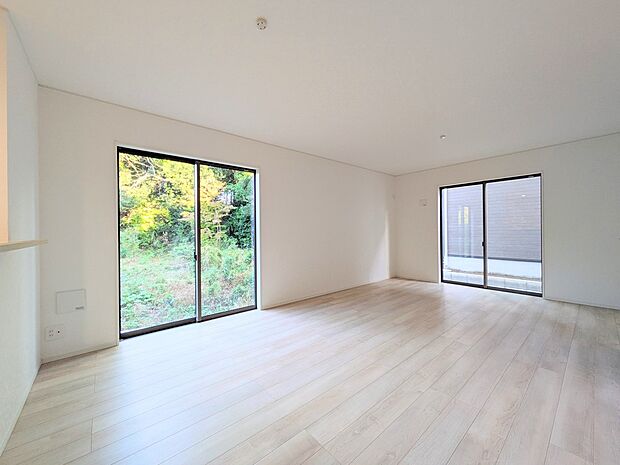 【ダイニングキッチン】木の温もりがやさしいフローリング仕様。明るく広々としたダイニングはとても快適な空間です。