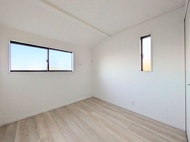 【リビング以外の居室】独立性を高めたお部屋。たっぷりの収納も配備しており、片付いた空間を実現出来そう。陽光も降り注ぐ明るく開放的な空間が魅力的。