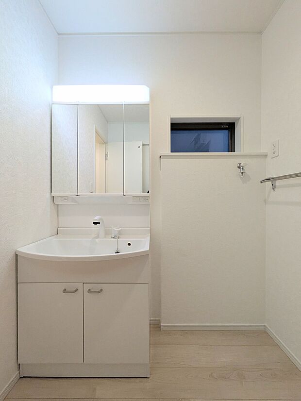 ランドリースペースは広さもたっぷり。タオルなどをしまえるスペースもあります。