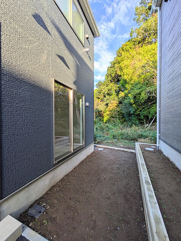 【Garden-庭】一戸建ての醍醐味は、何といっても庭があること。花や野菜を育てたり、子供と遊んだり、お客様を迎えたり…。大切なペットと過ごす心地良いスペースにもなりますね。