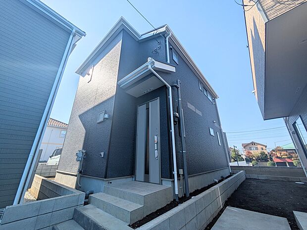 上質感漂う玄関へのアプローチ。居住者の帰り、訪れる方を優しく迎える・安らぎに満ちた生活空間を予感させる。健やかな暮らしを楽しめそう。