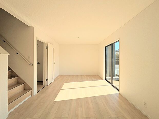 【リビング】光が溢れ、風も溢れ、居心地のよい住空間、自然体で過ごせる住空間にリビングを。それは住むというシンプルなカタチをどこまでも追求してきた結果です。新築の厳かな居住性を身体全体で感じて…