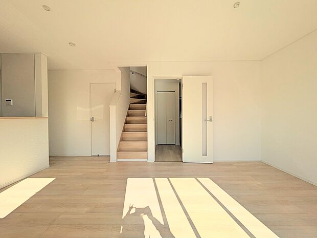 【キッチン】リビングにいるお子様と会話をしながら家事ができるカウンターキッチン