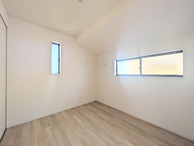 自然光の明るい空間でお子様と遊べます