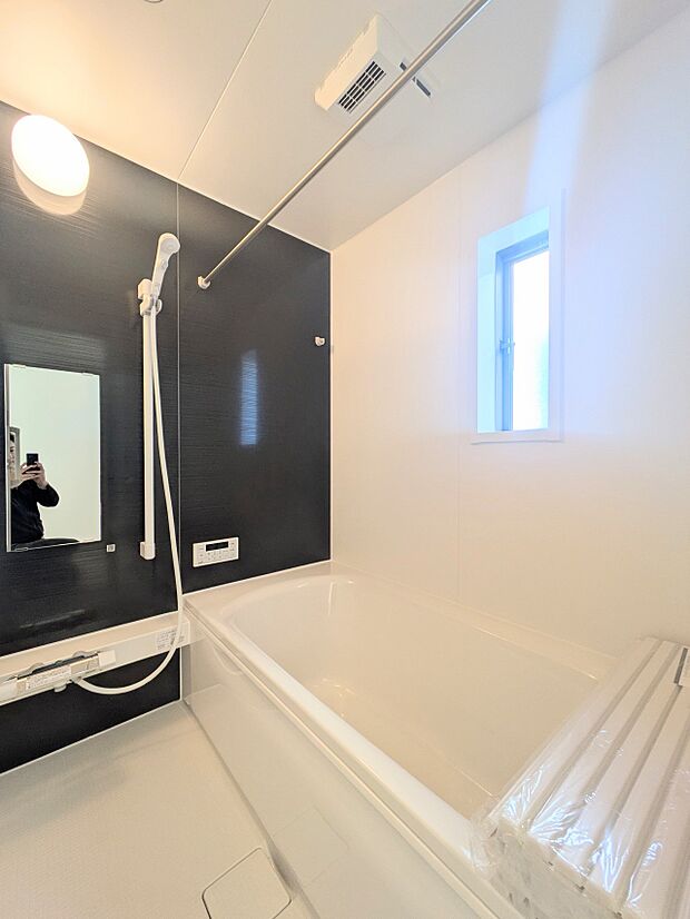 【浴室】足を伸ばして入ることのできる1坪タイプのユニットバス