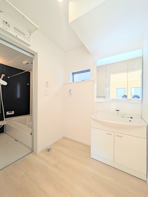 【洗面台】洗面所は小さなプライベートスペース。歯磨き、洗顔と毎日施す個人空間。