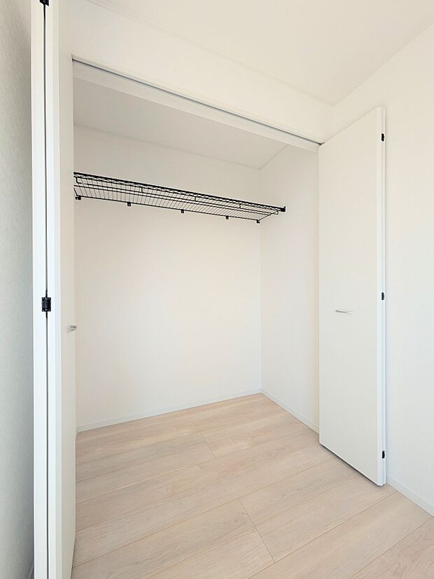 各所に配置された収納スペースは、洋服や小物はもちろんのこと、掃除機や日用予備品・お子様のおもちゃなど様々な物を収納して頂ける便利なスペースです。