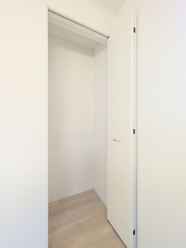 【CL(クローゼット)】壁面クローゼットのメリットは、衣類が横一列に並ぶためひと目で洋服が選びやすいこと。衣類をたくさんお持ちの方も、限られたスペース内に無理なく収納することができます。