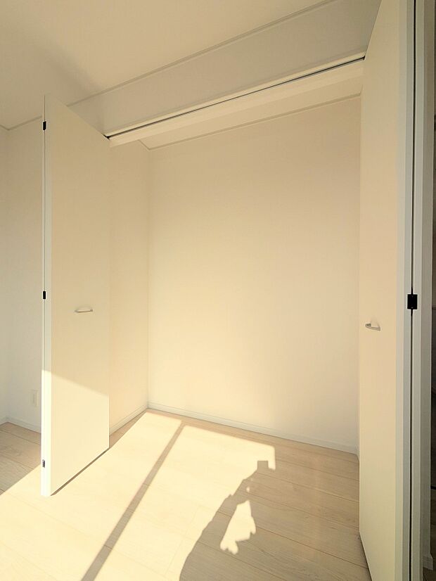 【CL(クローゼット)】 壁面クローゼットのメリットは、衣類が横一列に並ぶためひと目で洋服が選びやすいこと。衣類をたくさんお持ちの方も、限られたスペース内に無理なく収納することができます。…