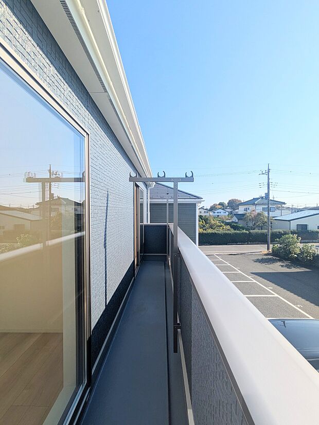 広々としたバルコニー。陽当り良好! 陽光ふりそそぐ明るい室内。