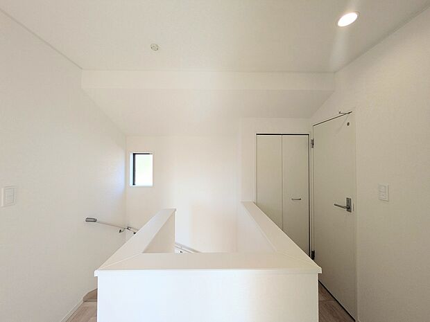 【階段】手すりがないと階段の昇り降りで危険なことはもちろん、壁に手をつきながら歩くことで壁紙が汚れやすくなります。すべての方に快適に昇り降りしていただくため、手すりを設置しました。