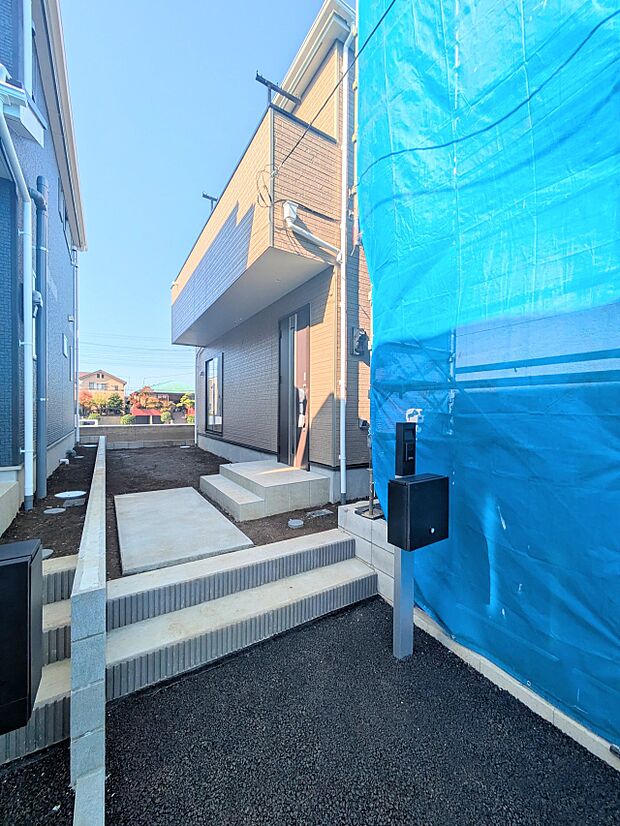 上質感漂う玄関へのアプローチ。居住者の帰り、訪れる方を優しく迎える・安らぎに満ちた生活空間を予感させる。健やかな暮らしを楽しめそう。