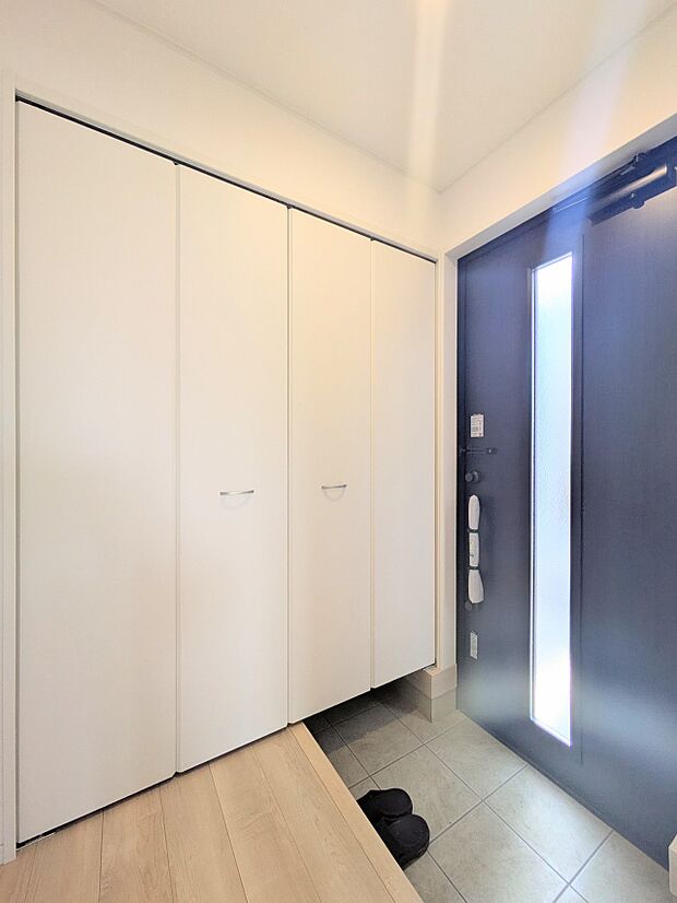 家の玄関は、ご主人の顔と言えます。それだけ玄関の印象は大切。品のある玄関やデザインに凝った玄関や、センスを発揮させましょう。質感のある素材を玄関に使用するのも一つのセンスです。