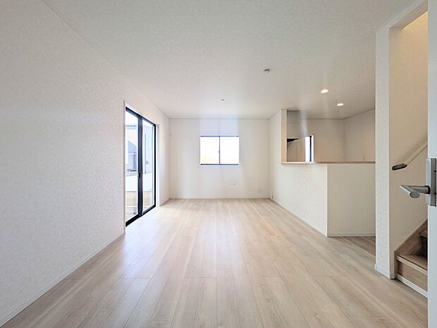 【リビング】  整然とした空間演出、快適な理想の暮らしの実現は家のみの拘りではなく、そこで暮らす方々にとって素敵な環境であることも挙げられると思います。四季折々の変化が奏でる鼓動を楽しんで下…