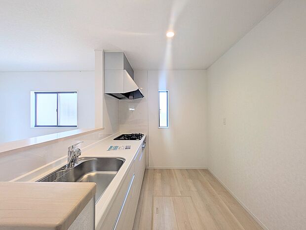 【キッチン】ナチュラルな自然光の中での調理。お洒落な食器類を余裕で収納できるスペース。動きやすい女性目線のキッチン動線。これからはお料理をつくる時間が劇的に変わります。