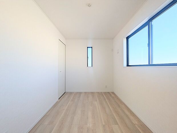 シンプルにデザインされた室内。家具やレイアウトでお好みの空間に。