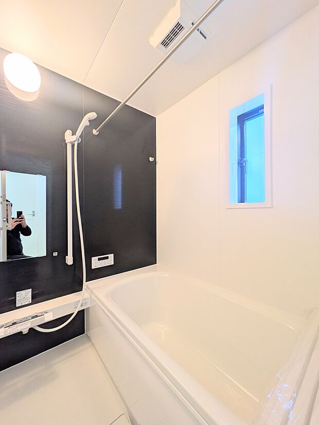 【浴室】足を伸ばして入ることのできる1坪タイプのユニットバス