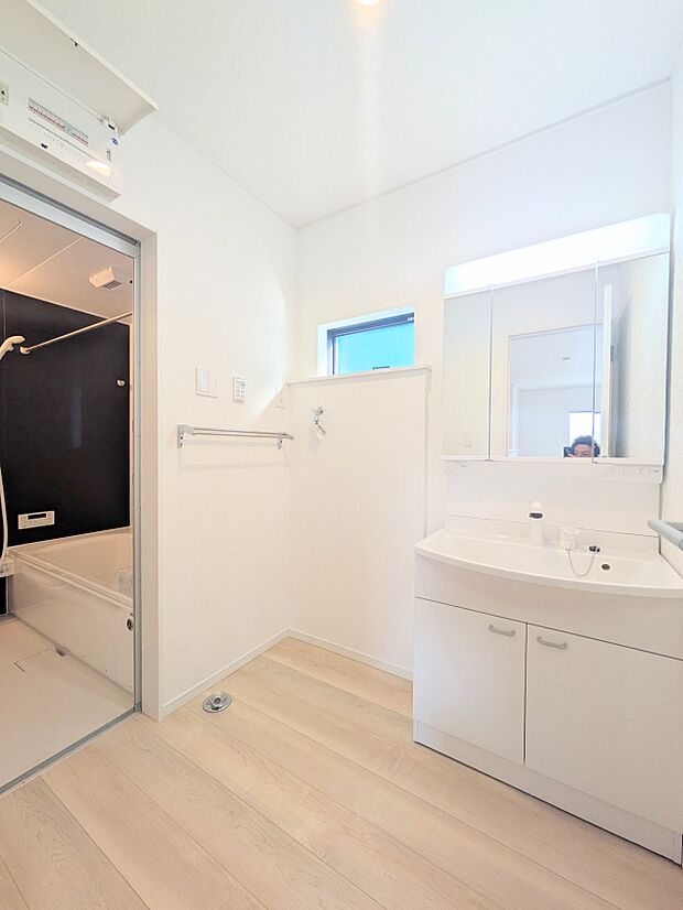 【洗面台】洗面所は小さなプライベートスペース。歯磨き、洗顔と毎日施す個人空間。