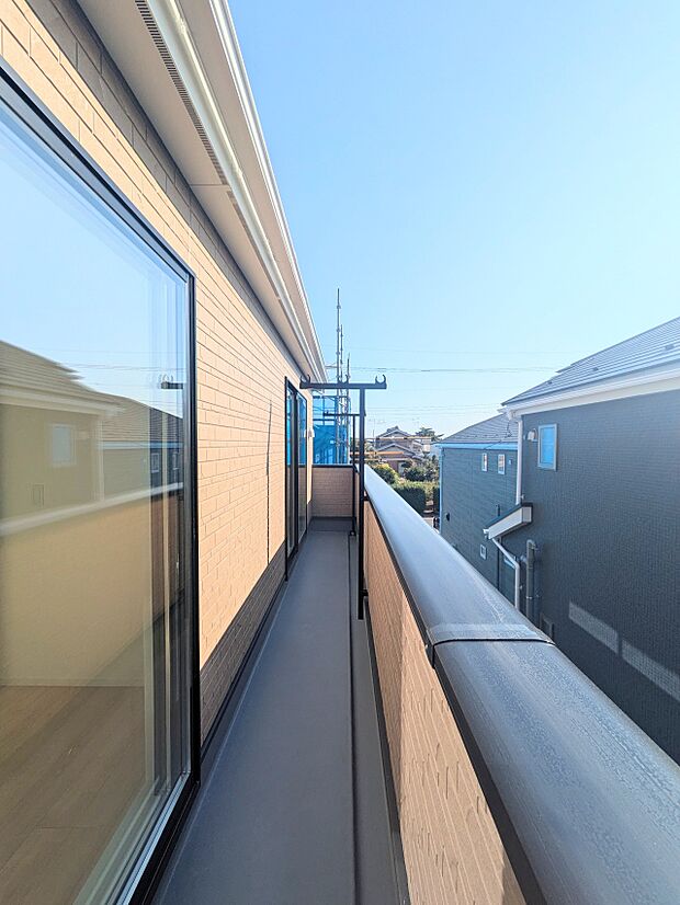 広々としたバルコニー。陽当り良好! 陽光ふりそそぐ明るい室内。