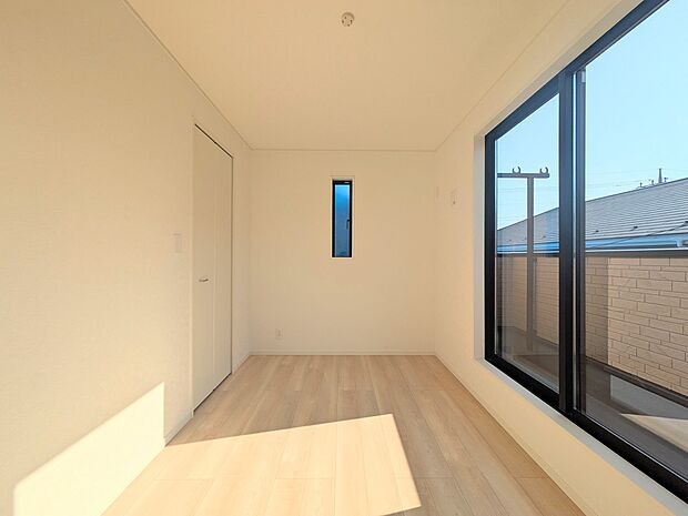 柔らかな陽光とフローリングの色味が調和した快適な空間。