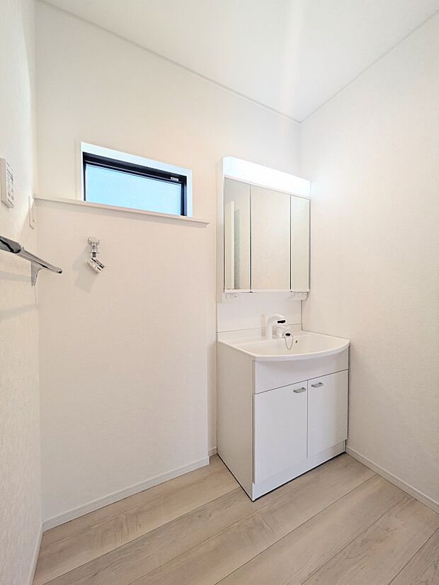 【脱衣所】洗面所は小さなプライベートスペース。歯磨き、洗顔と毎日施す個人空間。