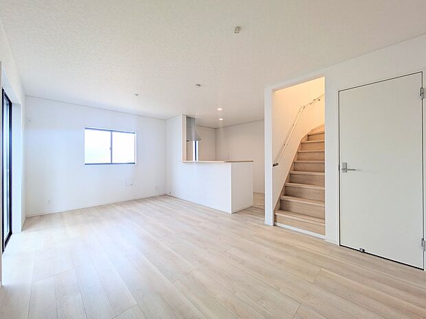 【ダイニングキッチン】会話でホッとコミュニケーションできるリビング。料理でホッとハピネスになるキッチンなど。人をホッとさせる最新設備・仕様を採用しています。