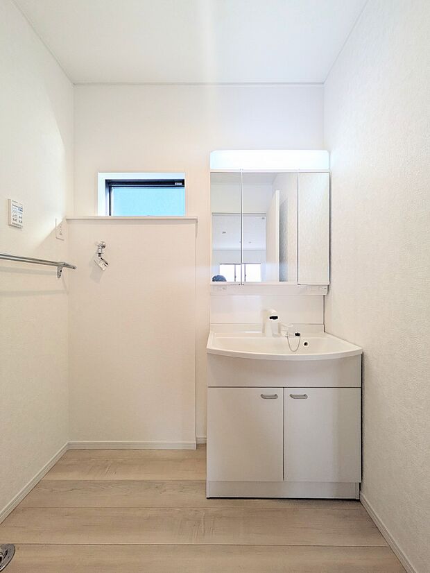 【ランドリースペース】ランドリースペースは広さもたっぷり。タオルなどをしまえる収納棚もあります。