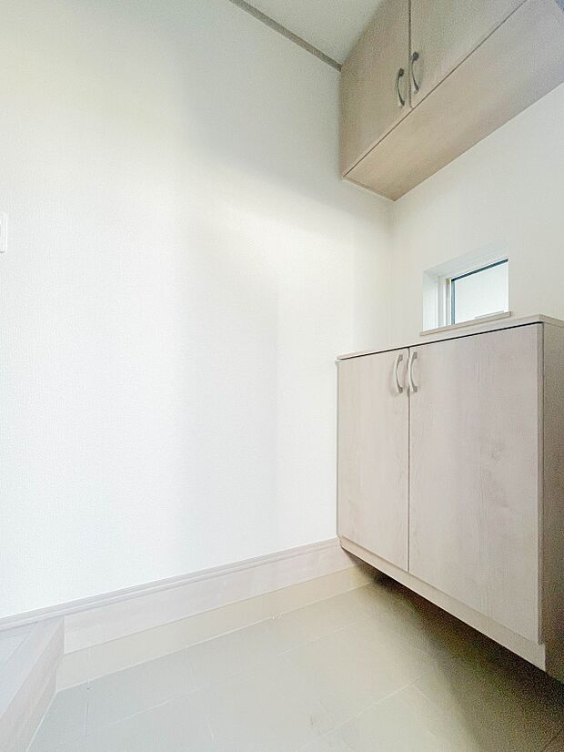 【玄関】上質感漂うアプローチ。居住者の帰り、訪れる方を優しく迎える。