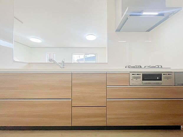 【キッチン】 三口コンロで料理の幅を拡げてくれる使いやすいシステムキッチンを採用。洗い場も大きいので野菜や食器を洗ったりする際にも捗り、奥様の強い味方となってくれるはずです。