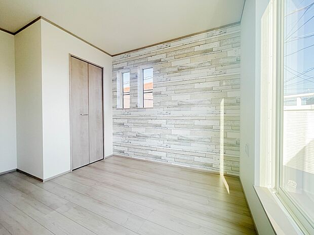 自然光の明るい空間でお子様と遊べます