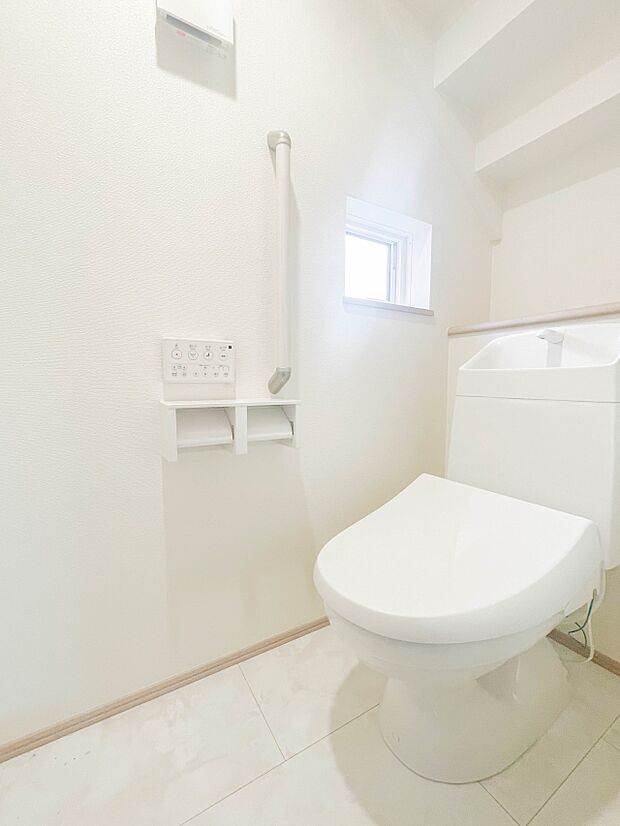 トイレ・ウォシュレット付。快適で衛生的な洗浄機能付温水シャワートイレです。