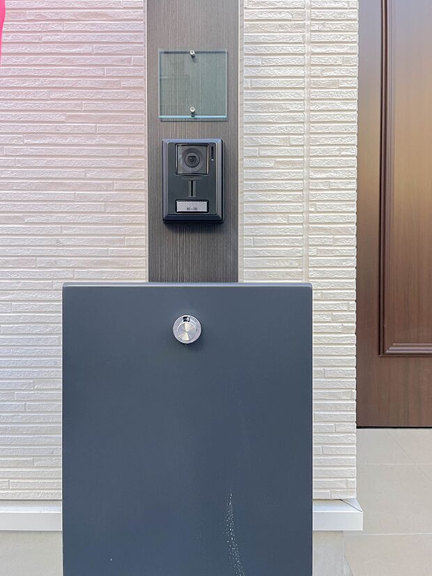 ダイヤルロック付き郵便受け。スタイリッシュな見た目かつ機能的です。