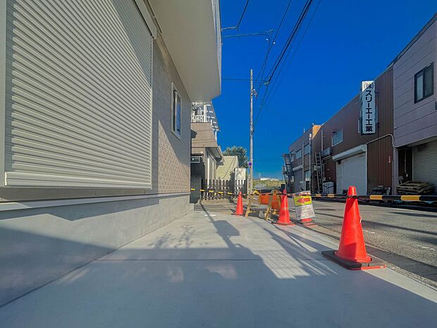 【駐車場】ゆったりとした駐車スペースを確保。大きめのお車でもOK。