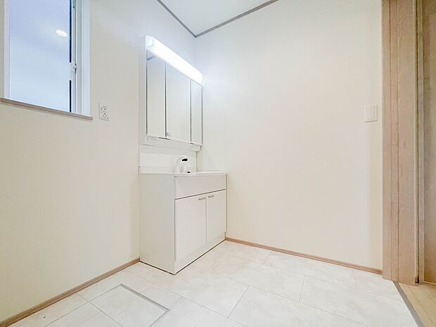 脱衣所、洗面所は小さなプライベートスペース。歯磨き、洗顔と毎日施す個人空間。換気も設置して、熱気などを開放して、爽やかなスペースになるように設計されています。