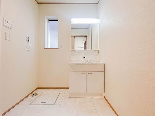 毎日使う洗濯機。しっかりと奥行きのある置き場が確保されています。